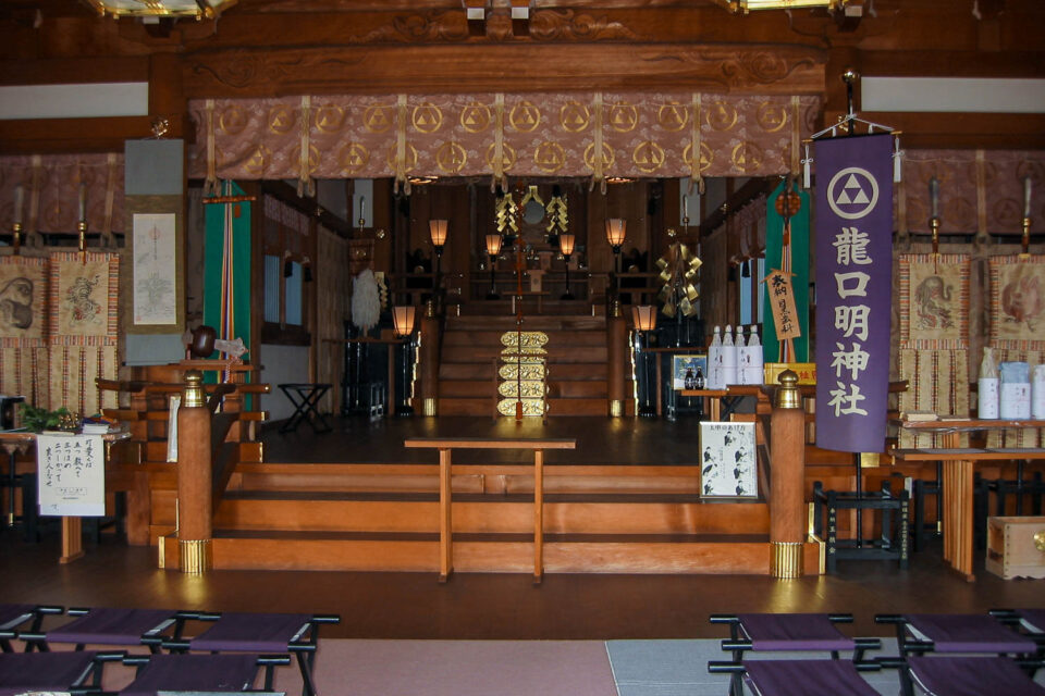 龍口明神社の社殿内部