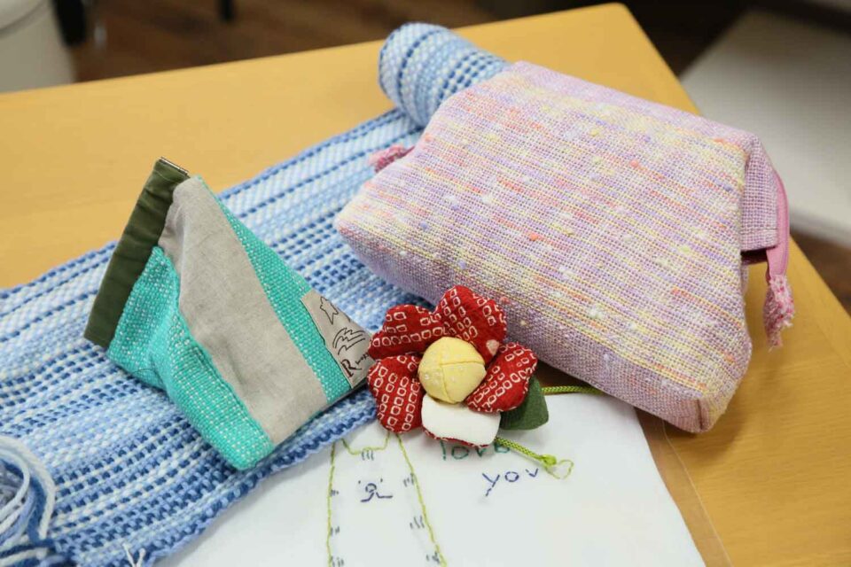 手織りのマフラーや袋物